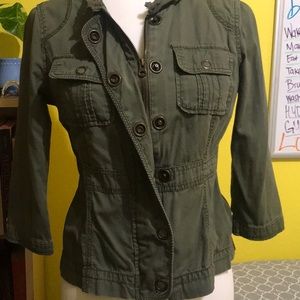 3/4 length sleeve. Olive green zipper blazer.